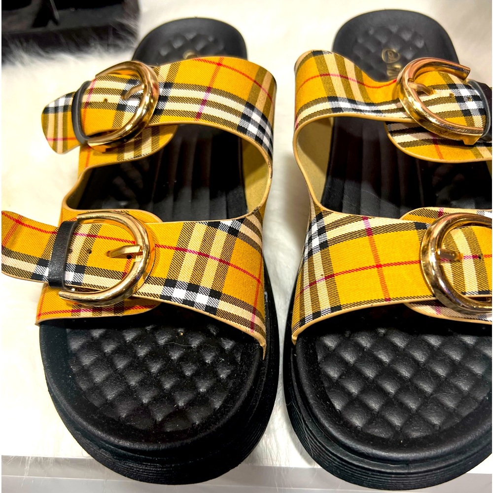 NWOT Geogeous plad sandals as comfy as the come. Has brown,red white black